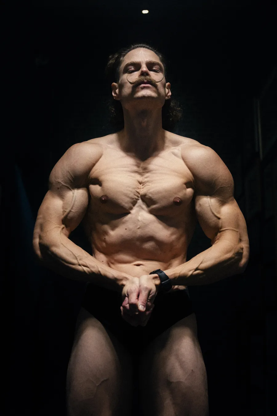 Machete beim Posing im Studio – Wettkampfvorbereitung