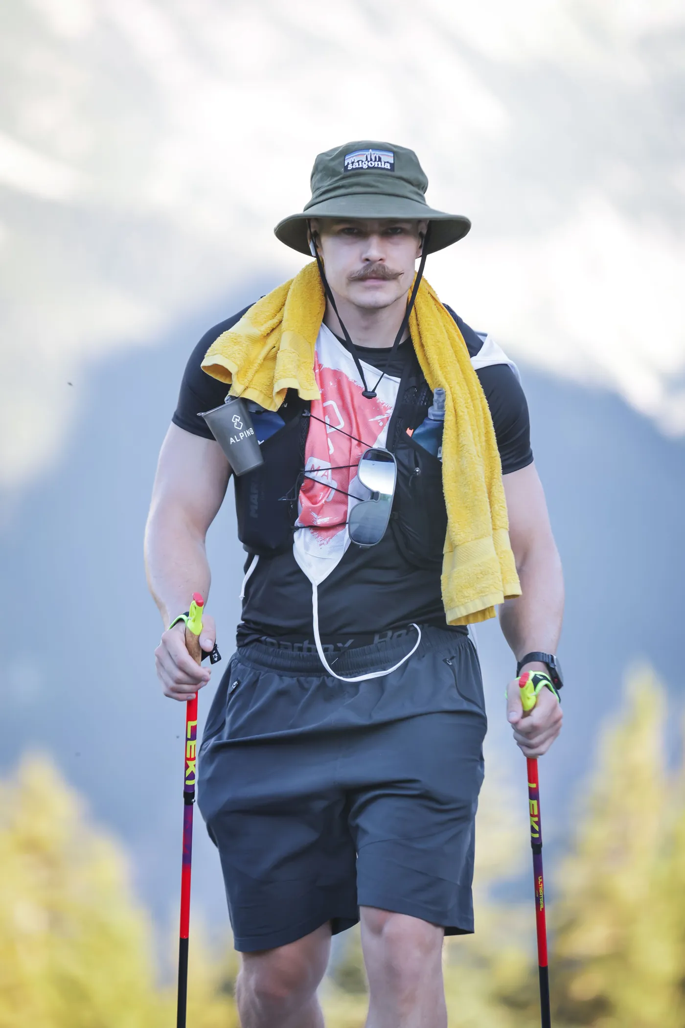 Machete mit Stöcken und Handtuch beim ALPIN8 Everesting