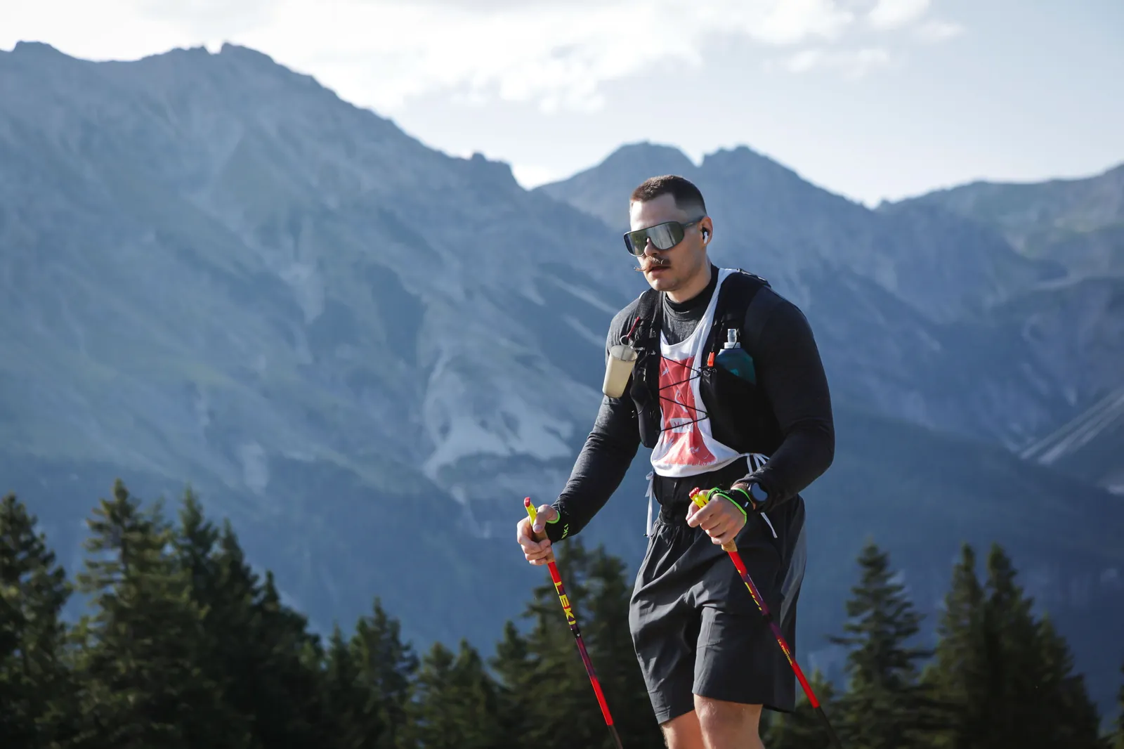 Machete vor Bergpanorama beim ALPIN8 Everesting