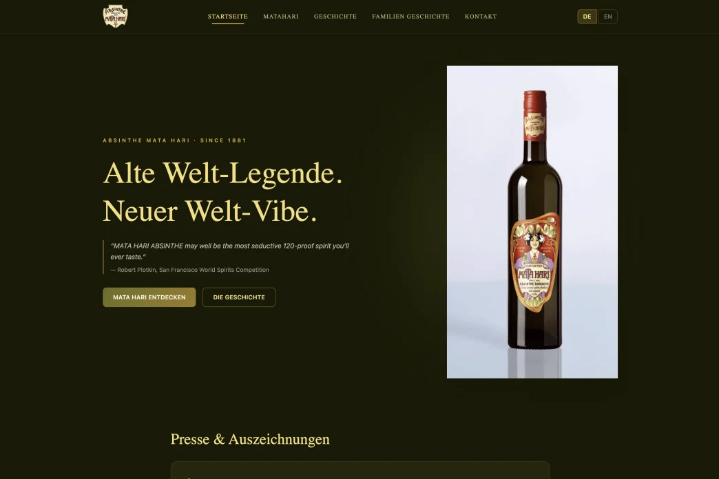 Startseite der Website von Absinthe MATA HARI®: rechts die Flasche, links die Schlagzeile „Alte Welt-Legende. Neuer Welt-Vibe." und die Navigation mit dem Sprachumschalter DE/EN, in dunklem Grün-Gold-Layout.